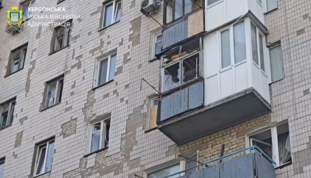 У Херсоні показали наслідки обстрілу росіянами житлових кварталів Корабельного району У Херсоні показали наслідки обстрілу росіянами житлових кварталів Корабельного району