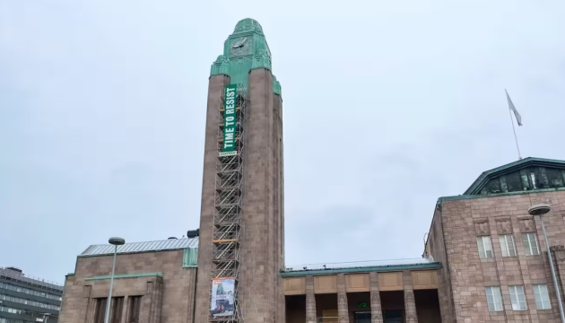 У Гельсінкі активісти Greenpeace розгорнули дев’ятиметровий банер на вежі вокзалу У Гельсінкі активісти Greenpeace розгорнули дев’ятиметровий банер на вежі вокзалу