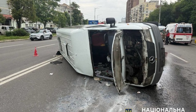 У Києві сталася ДТП із чотирма авто - перекинувся пасажирський мікроавтобус, є постраждалі У Києві сталася ДТП із чотирма авто - перекинувся пасажирський мікроавтобус, є постраждалі