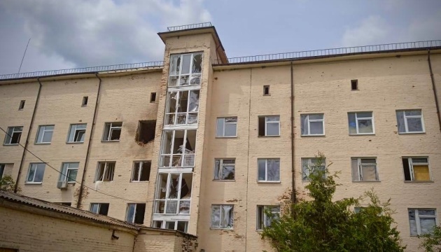Росіяни вдарили безпілотником по лікарні у Семенівці - це вже п’ятий «приліт» Росіяни вдарили безпілотником по лікарні у Семенівці - це вже п’ятий «приліт»