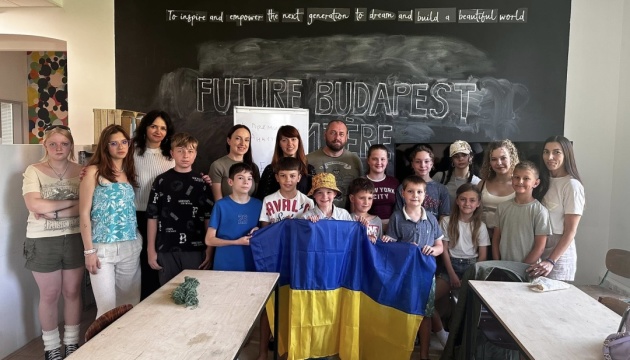 Посол провів урок для дітей в Освітньо-мистецькому центрі «Єдність» у Будапешті Посол провів урок для дітей в Освітньо-мистецькому центрі «Єдність» у Будапешті