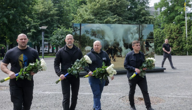 Шмигаль у Дніпрі вшанував пам'ять загиблих героїв, які боролися за свободу України Шмигаль у Дніпрі вшанував пам'ять загиблих героїв, які боролися за свободу України