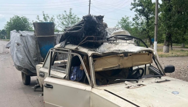 Росіяни вдарили дронами по автобусу і цивільному авто на Донеччині - двоє загиблих, четверо поранених Росіяни вдарили дронами по автобусу і цивільному авто на Донеччині - двоє загиблих, четверо поранених