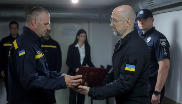 Шмигаль вручив на Дніпропетровщині нагороди та відзнаки рятувальникам Шмигаль вручив на Дніпропетровщині нагороди та відзнаки рятувальникам