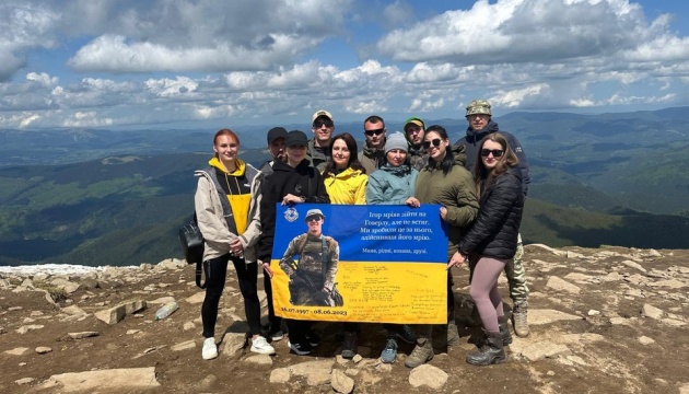 Матір та друзі загиблого спецпризначенця встановили на Говерлі прапор на його честь