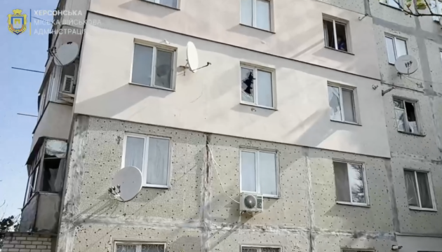 У Херсоні показали наслідки чергового російського обстрілу житлових кварталів У Херсоні показали наслідки чергового російського обстрілу житлових кварталів