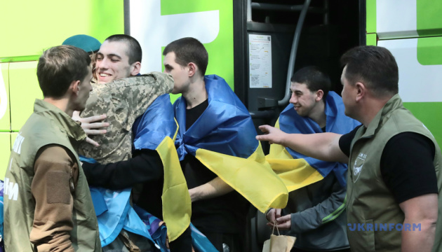 Київ у диму, зустріч полонених і повернення «Боривітра» Київ у диму, зустріч полонених і повернення «Боривітра»