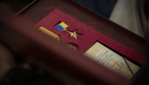Президент нагородив військових і передав ордени сім'ям загиблих Героїв України