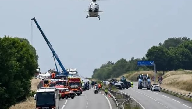 В автобусі, який потрапив у ДТП у Франції, були 46 ліцеїстів із Буковини В автобусі, який потрапив у ДТП у Франції, були 46 ліцеїстів із Буковини