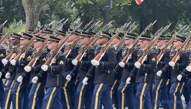 У столиці США проходить військовий парад - на тлі антитрампівських протестів по всій країні У столиці США проходить військовий парад - на тлі антитрампівських протестів по всій країні