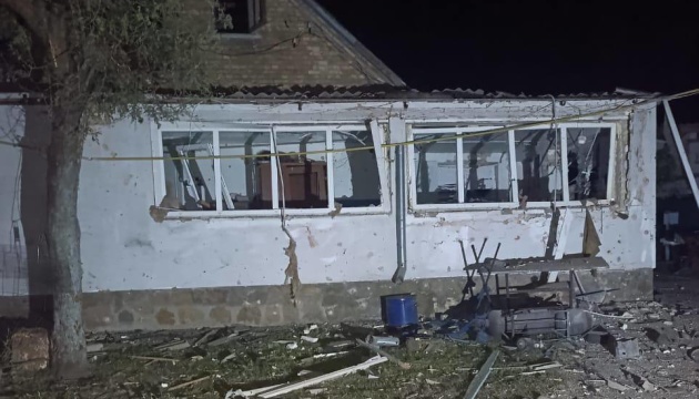 На Київщині внаслідок атаки російських дронів поранений чоловік, пошкоджені чотири будинки На Київщині внаслідок атаки російських дронів поранений чоловік, пошкоджені чотири будинки