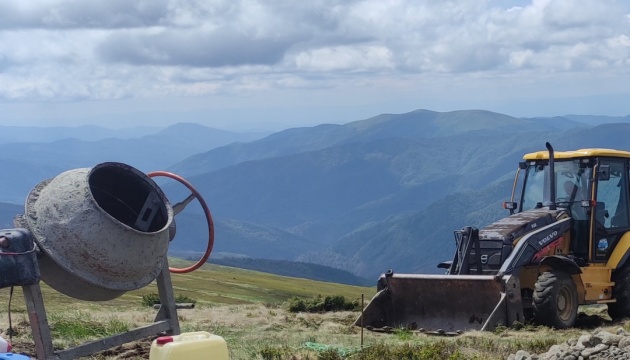 На Свидовці у Карпатах встановлюють щоглу для майбутніх вітряків, екологи закликають створити тут заказник