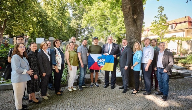 Голова МЗС Сибіга відвідав місця української памʼяті у Чехії Голова МЗС Сибіга відвідав місця української памʼяті у Чехії