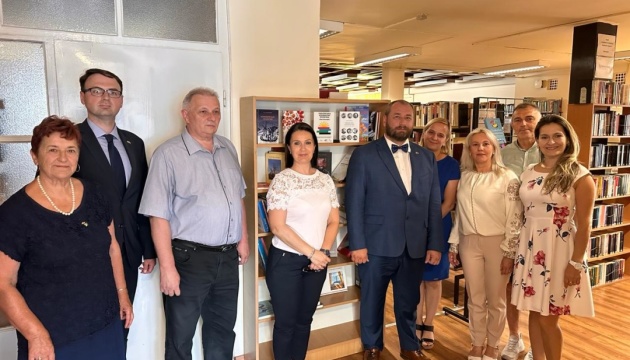 Нову «Українську книжкову поличку» відкрили в угорському місті Нірбатор Нову «Українську книжкову поличку» відкрили в угорському місті Нірбатор