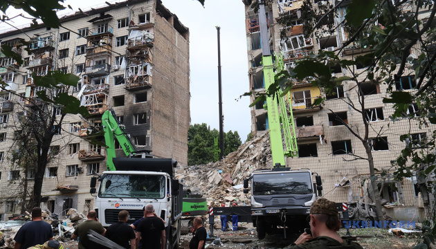 Шмигаль оглянув наслідки ракетного удару по дев'ятиповерхівці в Києві Шмигаль оглянув наслідки ракетного удару по дев'ятиповерхівці в Києві