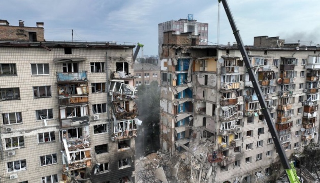 Les corps de cinq personnes retrouvées dans les décombres d'une maison à Kyiv