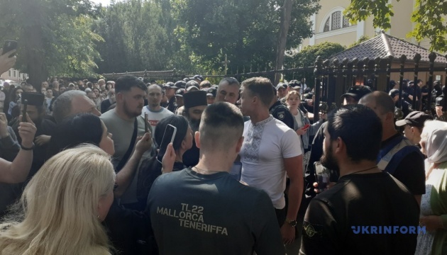 У центрі Чернівців сталася сутичка між вірянами УПЦ МП та ПЦУ, є постраждалі У центрі Чернівців сталася сутичка між вірянами УПЦ МП та ПЦУ, є постраждалі