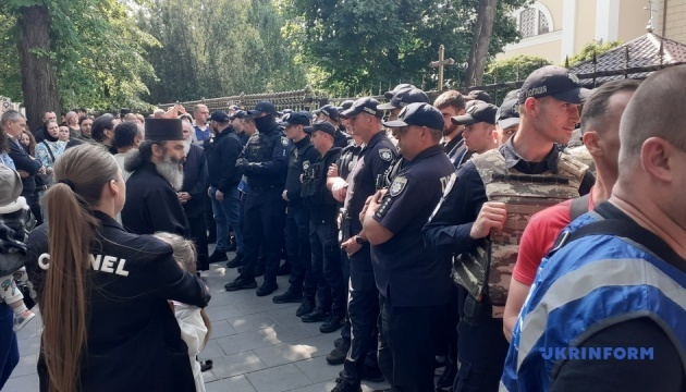 До поліції надійшло понад 10 заяв про можливі порушення під час сутичок поблизу собору в Чернівцях До поліції надійшло понад 10 заяв про можливі порушення під час сутичок поблизу собору в Чернівцях
