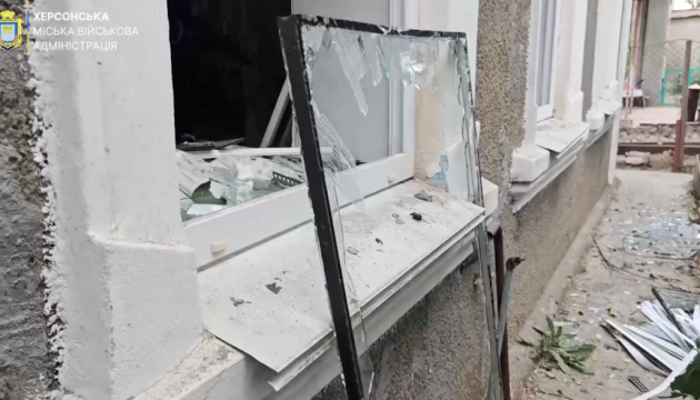 У Херсоні показали наслідки російського обстрілу Корабельного району У Херсоні показали наслідки російського обстрілу Корабельного району