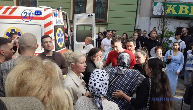 У Чернівцях прихильники УПЦ МП намагалися прорватися до Собору, поліція застосувала сльозогінний газ У Чернівцях прихильники УПЦ МП намагалися прорватися до Собору, поліція застосувала сльозогінний газ