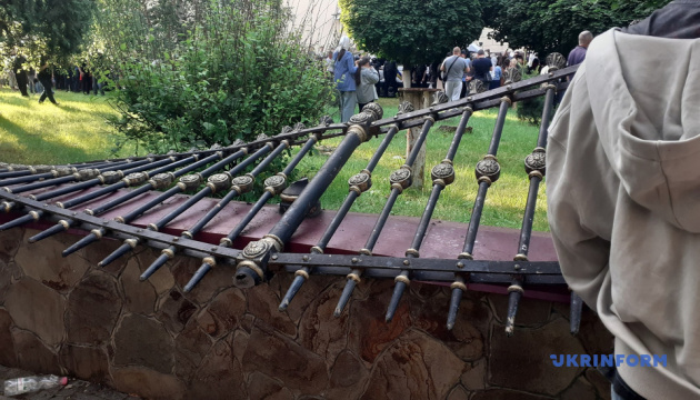 У Чернівцях віряни УПЦ МП зламали ворота і увійшли до Свято-Духівського собору У Чернівцях віряни УПЦ МП зламали ворота і увійшли до Свято-Духівського собору
