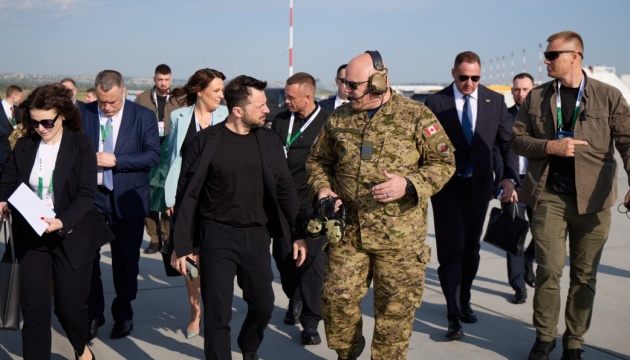 Зеленський прибув у Канаду для участі в саміті G7 Зеленський прибув у Канаду для участі в саміті G7