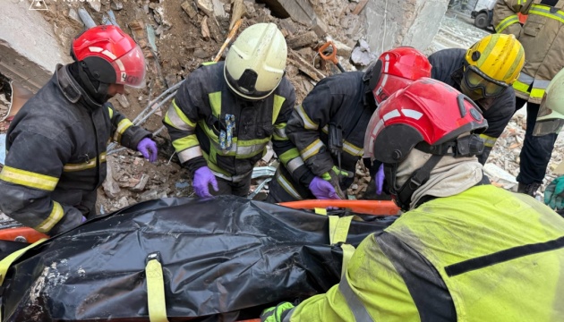 １７日のロシア軍のキーウ攻撃による死者数２２人に増加　瓦礫の下から遺体発見