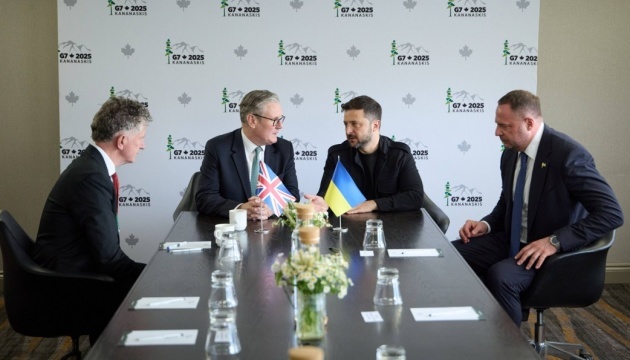 Selenskyj und Starmer erörtern Schritte für gerechten Frieden