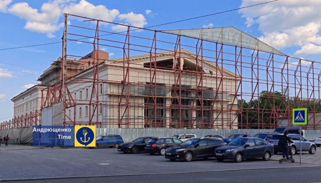У Маріуполі загарбники монтують підроблені скульптури на драмтеатрі - Центр вивчення окупації У Маріуполі загарбники монтують підроблені скульптури на драмтеатрі - Центр вивчення окупації