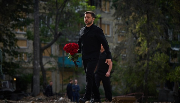 Zelensky conmemora a los fallecidos en el lugar del ataque ruso a un edificio residencial en Kyiv Zelensky conmemora a los fallecidos en el lugar del ataque ruso a un edificio residencial en Kyiv