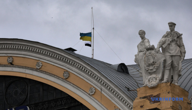 На залізничних вокзалах України підняли біло-чорний прапор на підтримку полонених На залізничних вокзалах України підняли біло-чорний прапор на підтримку полонених