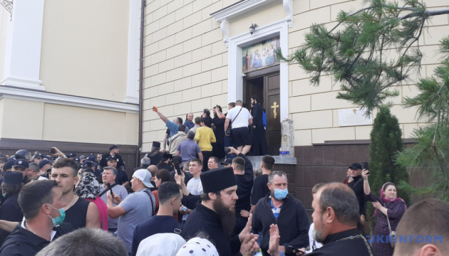 Єпископ ПЦУ прокоментував сутички довкола Свято-Духівського собору у Чернівцях Єпископ ПЦУ прокоментував сутички довкола Свято-Духівського собору у Чернівцях