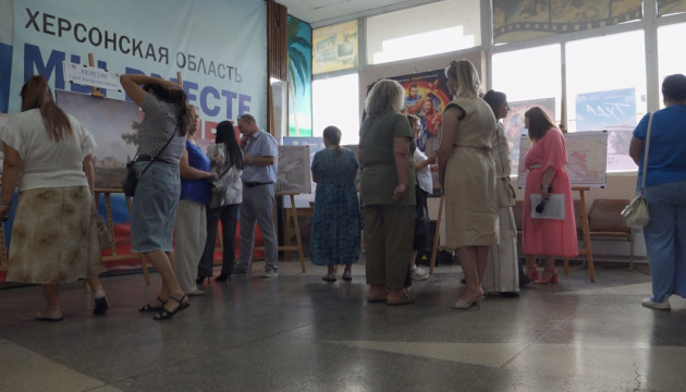 Окупанти влаштували у Генічеську виставку на честь дня «імперського» Херсона - Центр нацспротиву Окупанти влаштували у Генічеську виставку на честь дня «імперського» Херсона - Центр нацспротиву