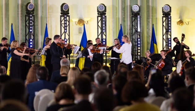 «Київська камерата» зіграла у МЗС «Концерт надії» під диригуванням Кері-Лінн Вілсон «Київська камерата» зіграла у МЗС «Концерт надії» під диригуванням Кері-Лінн Вілсон