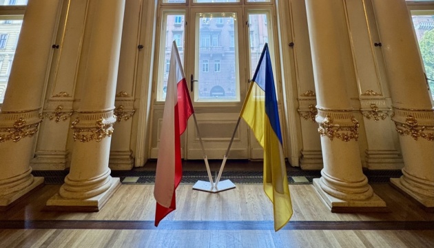 Театр у Кракові через погрози переніс український прапор з фасаду будівлі всередину приміщення