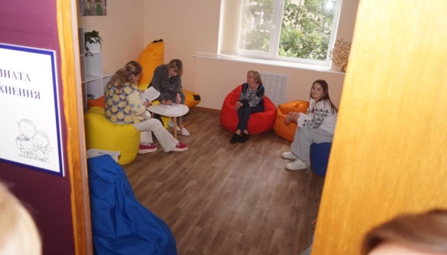 Центр життєстійкості для переселенців з Луганщини запрацював у Києві Центр життєстійкості для переселенців з Луганщини запрацював у Києві