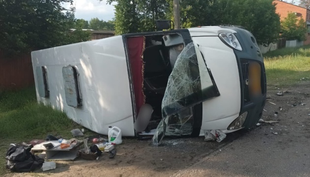 У ДТП з маршруткою на Сумщині постраждали семеро людей, серед них - діти У ДТП з маршруткою на Сумщині постраждали семеро людей, серед них - діти