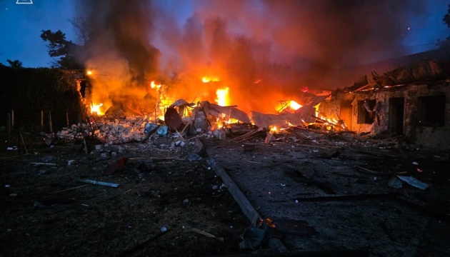 Рятувальники загасили пожежі після нічної атаки РФ по Одещині Рятувальники загасили пожежі після нічної атаки РФ по Одещині