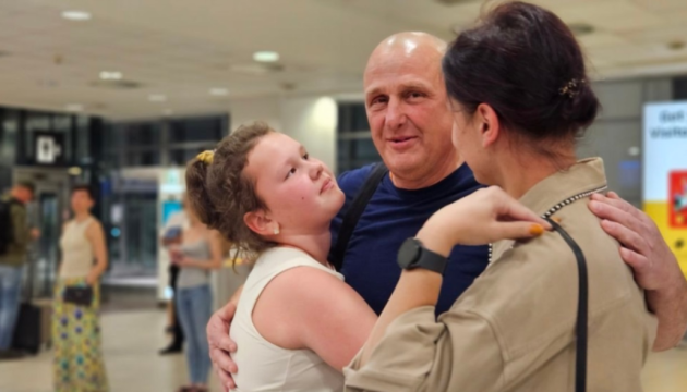 Звільнений із в’язниці у Криму журналіст Єсипенко прилетів у Прагу і зустрівся з сім’єю