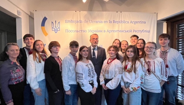 Посол України в Аргентині зустрівся з представниками Спілки української молоді Посол України в Аргентині зустрівся з представниками Спілки української молоді
