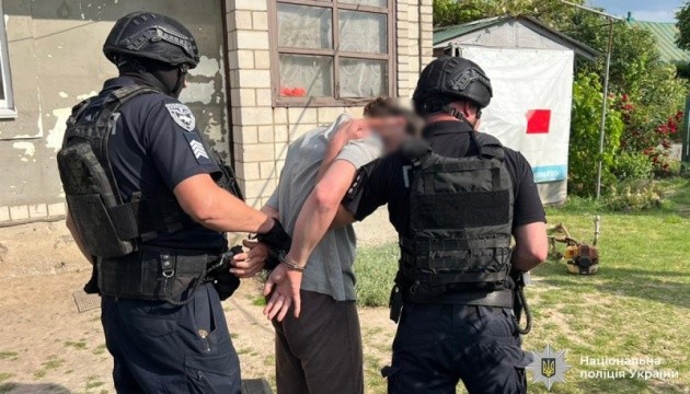 На Вінниччині затримали чоловіка, який обгорнувся російським триколором На Вінниччині затримали чоловіка, який обгорнувся російським триколором