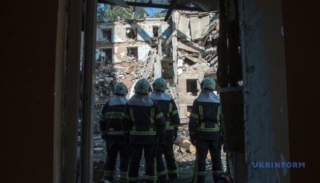 Зруйнована п'ятиповерхівка й загиблі: Київ після масованої нічної атаки Зруйнована п'ятиповерхівка й загиблі: Київ після масованої нічної атаки