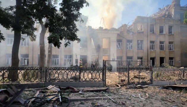 Кількість поранених унаслідок ракетного удару по ліцею на Одещині збільшилася до 14, загинули - двоє Кількість поранених унаслідок ракетного удару по ліцею на Одещині збільшилася до 14, загинули - двоє