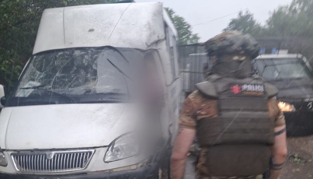 Росіяни вдарили дроном по маршрутці у Костянтинівці - водій загинув, є поранений Росіяни вдарили дроном по маршрутці у Костянтинівці - водій загинув, є поранений