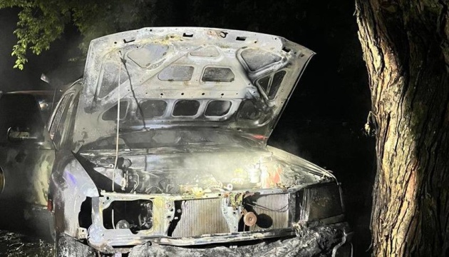 На Сумщині поліція затримала підозрюваного у підпалі двох автівок військових На Сумщині поліція затримала підозрюваного у підпалі двох автівок військових