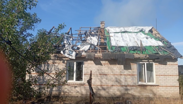 Військові РФ атакували з дрона село на Херсонщині, пошкоджений будинок Військові РФ атакували з дрона село на Херсонщині, пошкоджений будинок