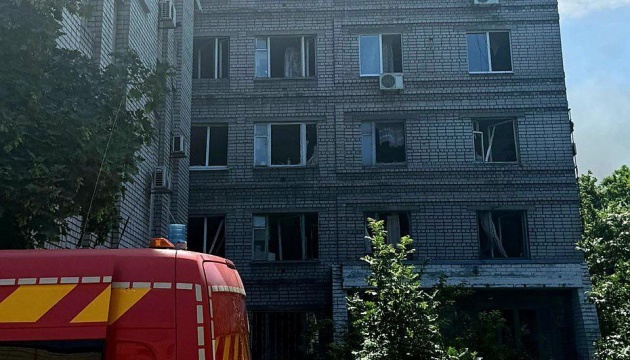 Ракетний обстріл Дніпра: є загиблий, пошкоджені школи, дитсадки і лікарні Ракетний обстріл Дніпра: є загиблий, пошкоджені школи, дитсадки і лікарні