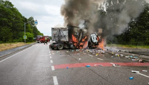 На Вінниччині зіткнулися дві вантажівки й мікроавтобус, двоє загиблих