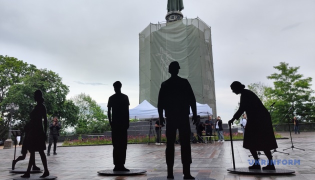 У Києві відкрили інсталяцію «Тіні присутності», присвячену зниклим безвісти У Києві відкрили інсталяцію «Тіні присутності», присвячену зниклим безвісти
