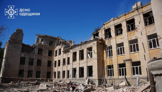 Троє загиблих, 14 постраждалих: на місці удару по ліцею у Білгород-Дністровському завершили пошукові роботи Троє загиблих, 14 постраждалих: на місці удару по ліцею у Білгород-Дністровському завершили пошукові роботи